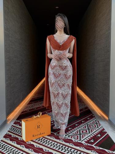 فستان خوخي تول مطرز بالخرز والكرستال