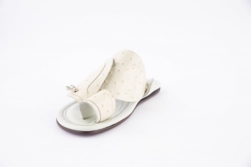 يومية 529 حذاء أبيض