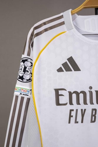 طقم ريال مدريد الاساسي كم طويل 2025/2026 بشعار