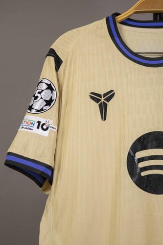 طقم برشلونة الاحتياطي 2026/2025