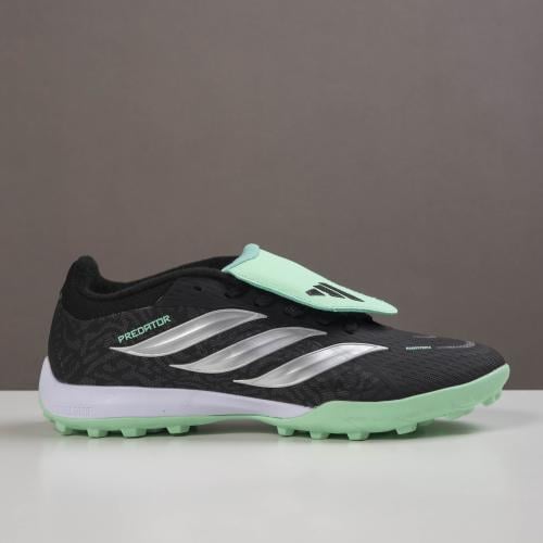 جزمة كرة قدم Adidas