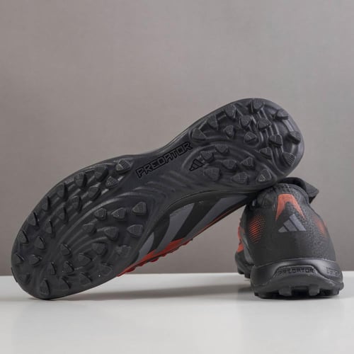 جزمة كرة قدم Adidas