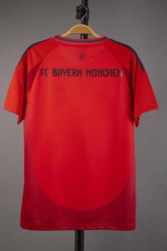 طقم بايرن ميونخ الاساسي 2024/2025