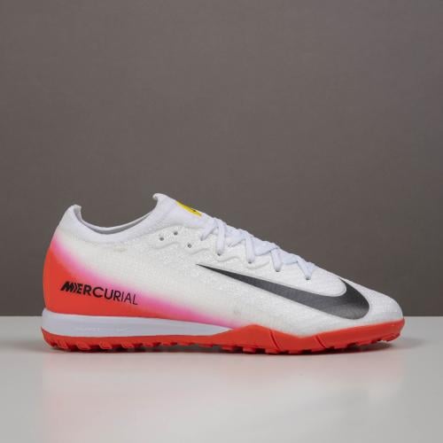 جزمة كرة قدم Nike