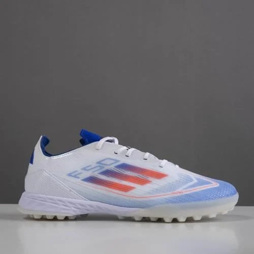 جزمة كرة قدم Adidas