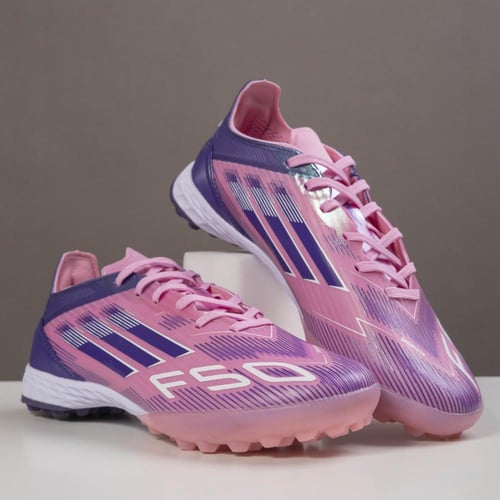 جزمة كرة قدم Adidas