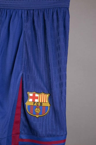 طقم برشلونة الاساسي 2026/2025