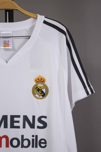 طقم ريال مدريد الاساسي 2004/2005