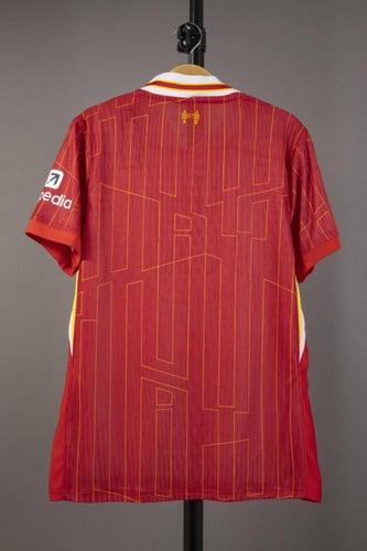 طقم ليفربول الاساسي 2024/2025