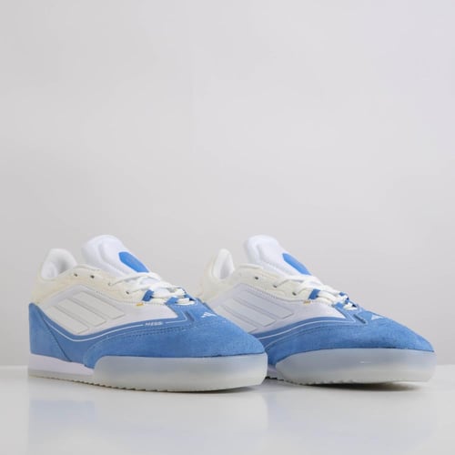 جزمة كرة قدم Adidas