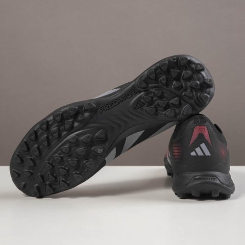 جزمة كرة قدم Adidas