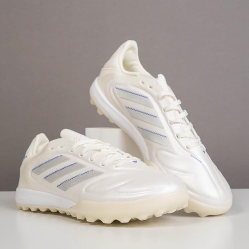 جزمة كرة قدم Adidas