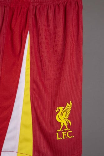 طقم ليفربول الاساسي 2024/2025