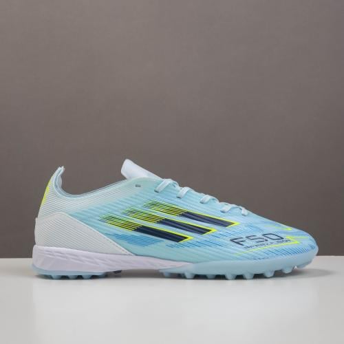 جزمة كرة قدم Adidas