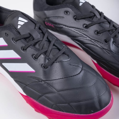 جزمة كرة قدم Adidas