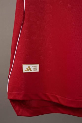 طقم ليفربول الاساسي 2025/2026