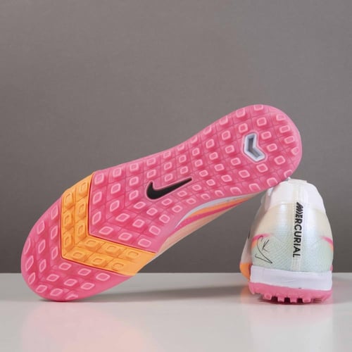 جزمة كرة قدم Nike