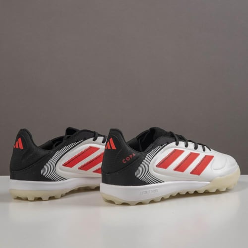جزمة كرة قدم Adidas