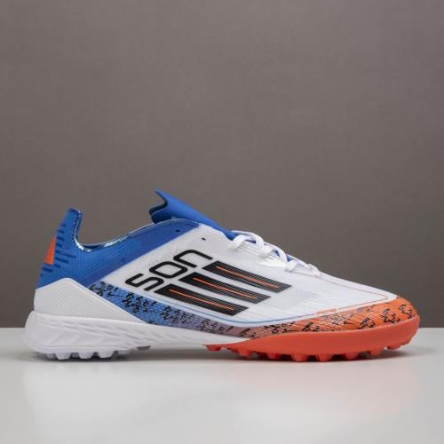 جزمة كرة قدم Adidas