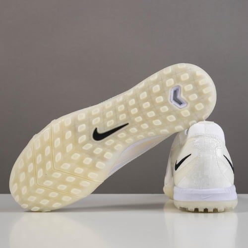 جزمة كرة قدم Nike