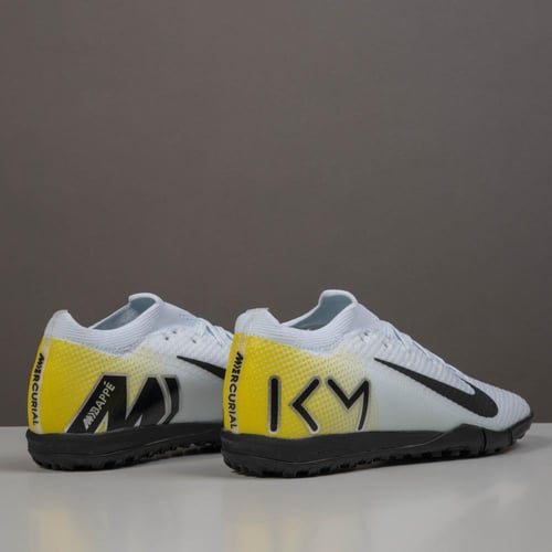 جزمة كرة قدم Nike