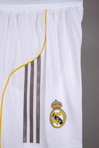 طقم ريال مدريد الاساسي 2025/2026