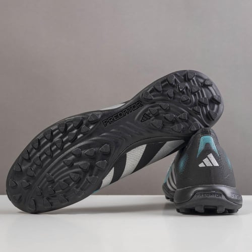 جزمة كرة قدم Adidas