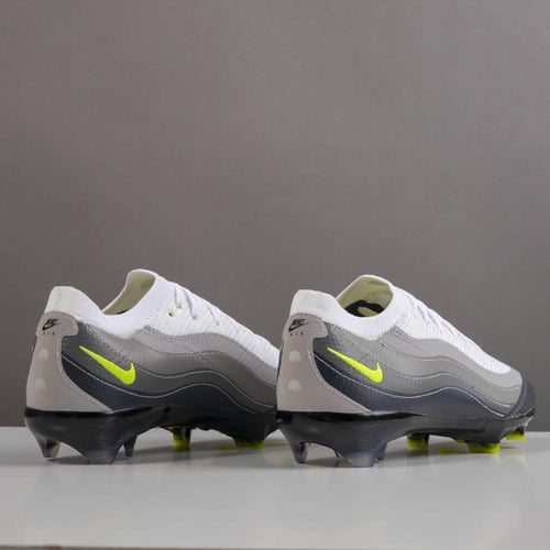 جزمة كرة قدم Nike