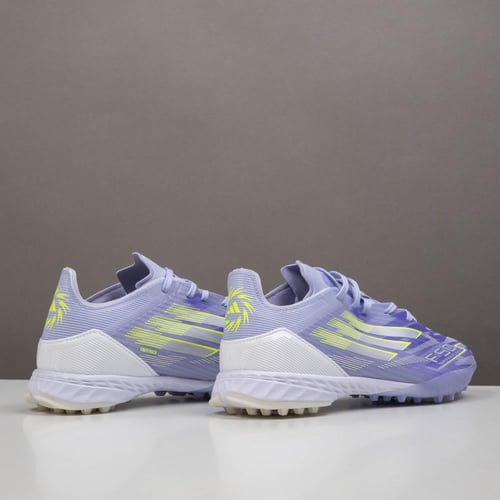 جزمة كرة قدم Adidas