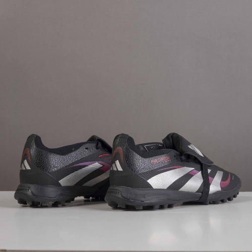 جزمة كرة قدم Adidas