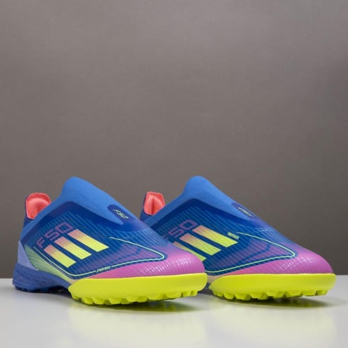 جزمة كرة قدم Adidas