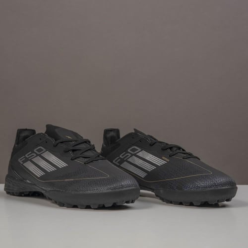 جزمة كرة قدم Adidas