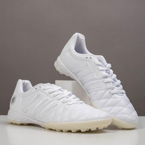 جزمة كرة قدم Adidas