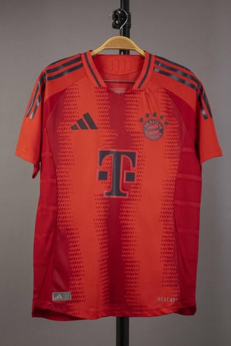 طقم بايرن ميونخ الاساسي 2025/2025 نسخة اللاعبين