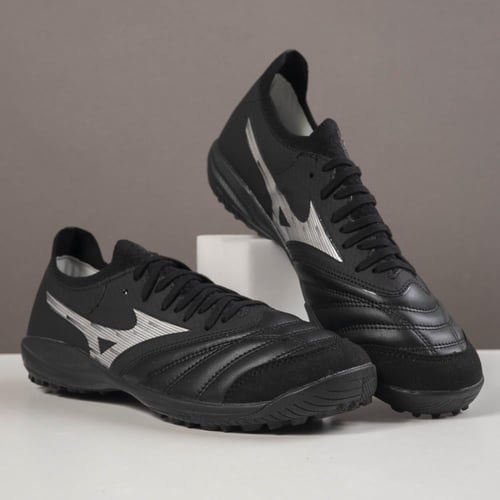 جزمة كرة قدم ميزنو