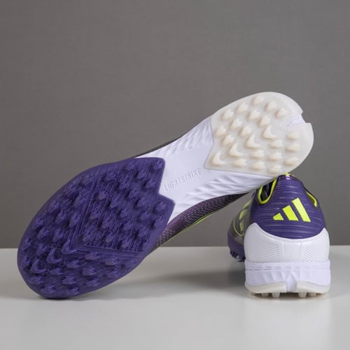 جزمة كرة قدم Adidas