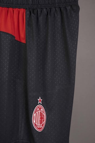 طقم ميلان الاساسي 2025/2026