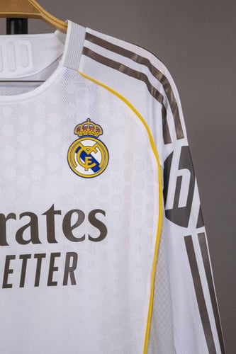 طقم ريال مدريد الاساسي كم طويل 2025/2026 بشعار