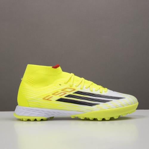 جزمة كرة قدم Adidas