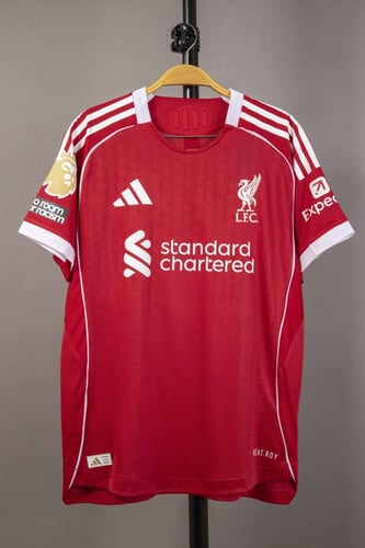 طقم ليفربول الاساسي 2025/2026