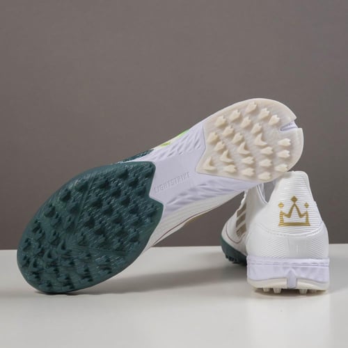 جزمة كرة قدم Adidas