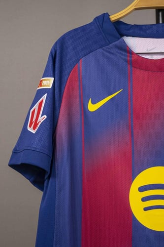 طقم برشلونة الاساسي 2025/2026