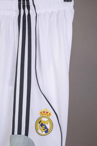 طقم ريال مدريد الكلاسيكي 2006/2007