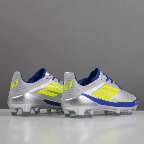 جزمة كرة قدم Adidas