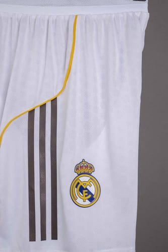 طقم ريال مدريد الاساسي كم طويل 2025/2026