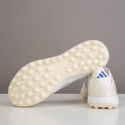 جزمة كرة قدم Adidas
