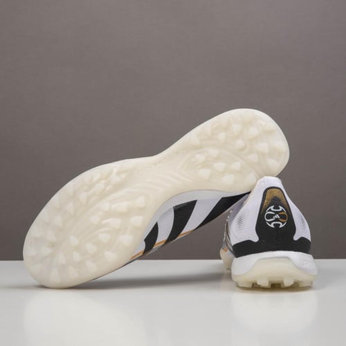 جزمة كرة قدم Adidas