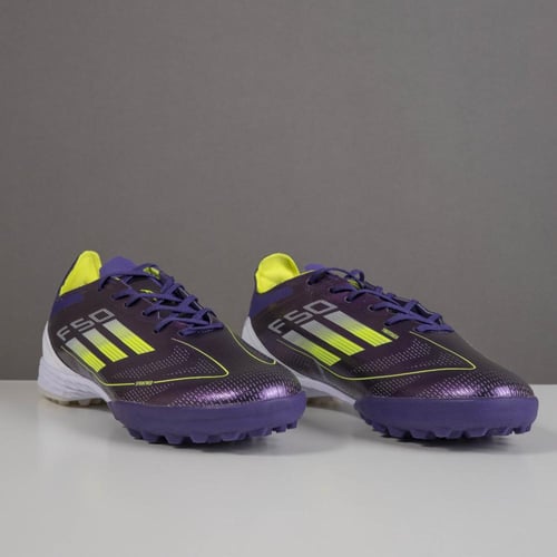 جزمة كرة قدم Adidas