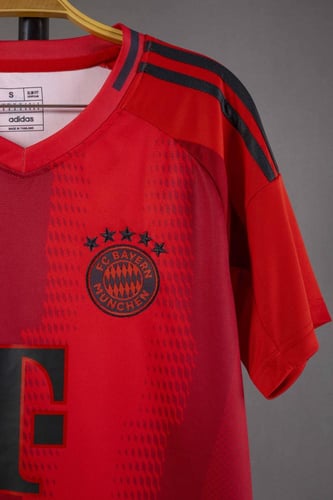 طقم بايرن ميونخ الاساسي 2024/2025