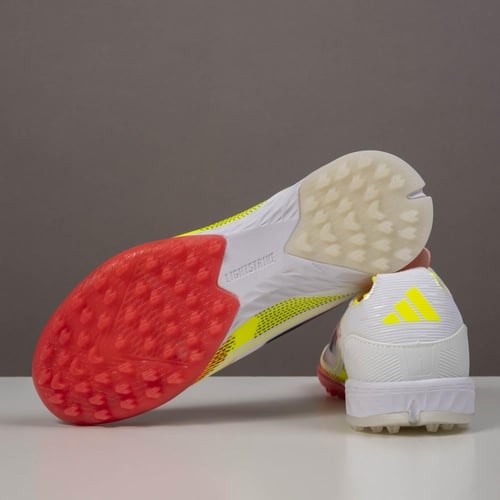 جزمة كرة قدم Adidas